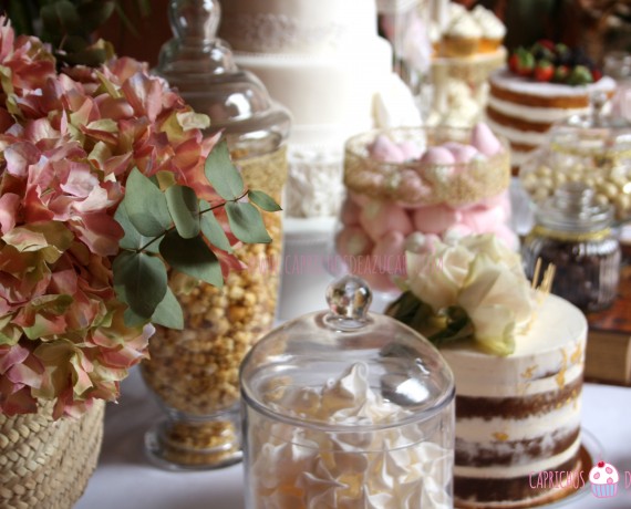 Mesa dulce para boda dorado y blanco